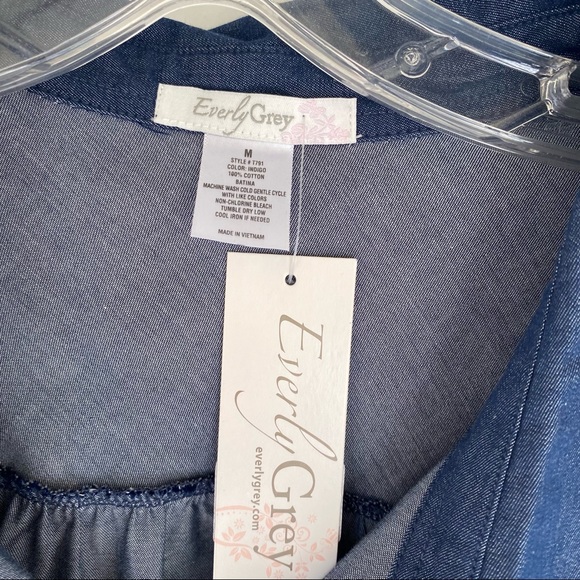 Everly Grey Batina Maternity Indigo Chambray top - Picture 4 of 4